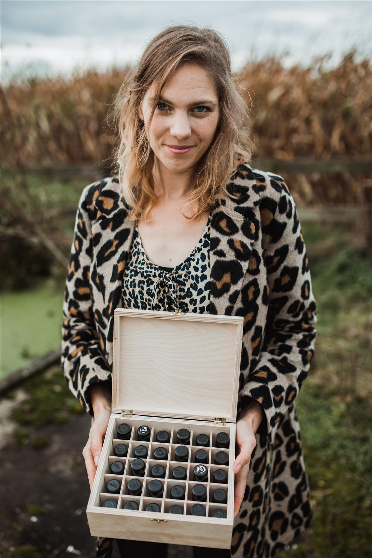 Thirza Wondergem met een houten kist etherische olie