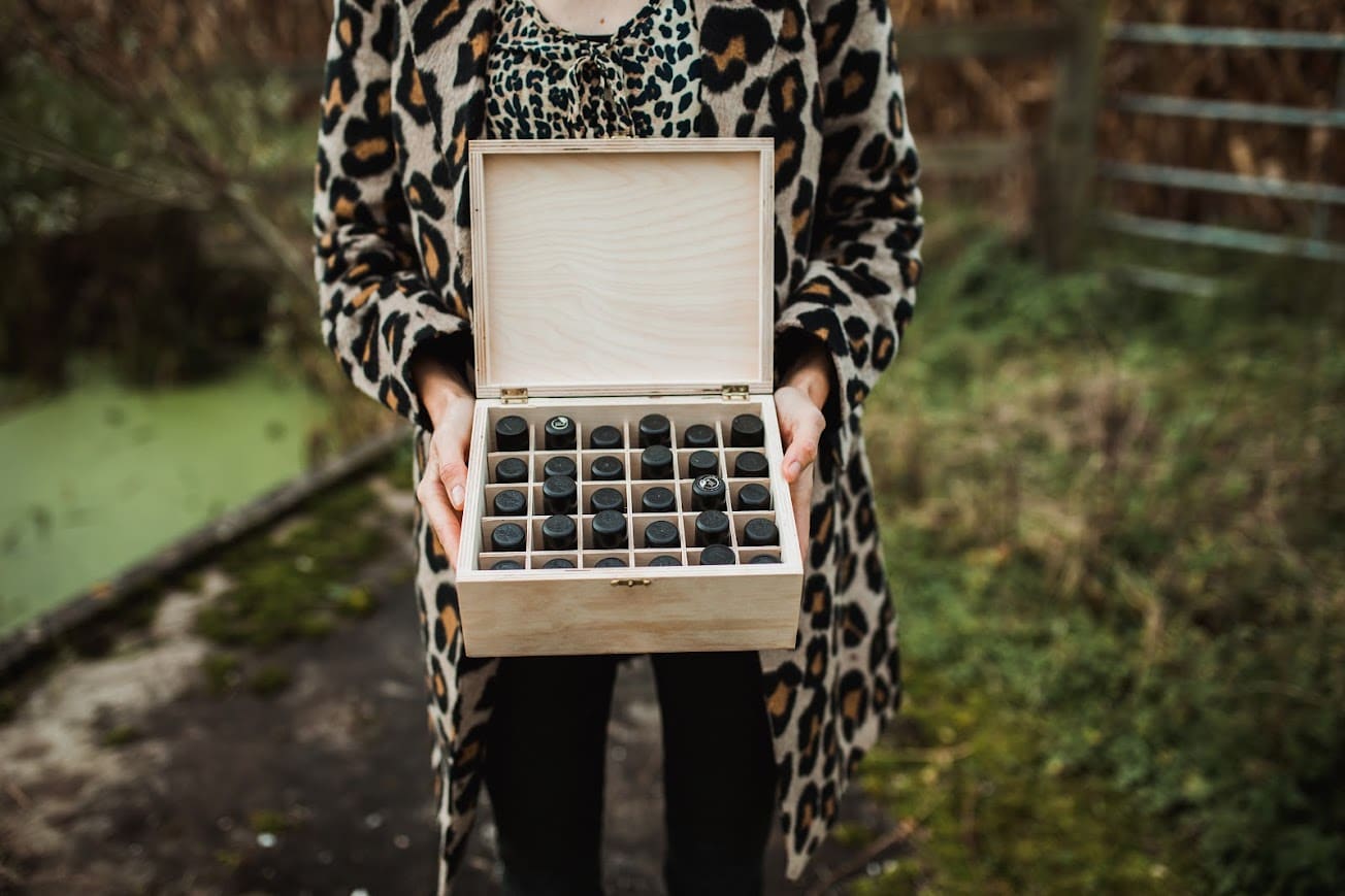 Een koffer met etherische oliën voor aromatherapie
